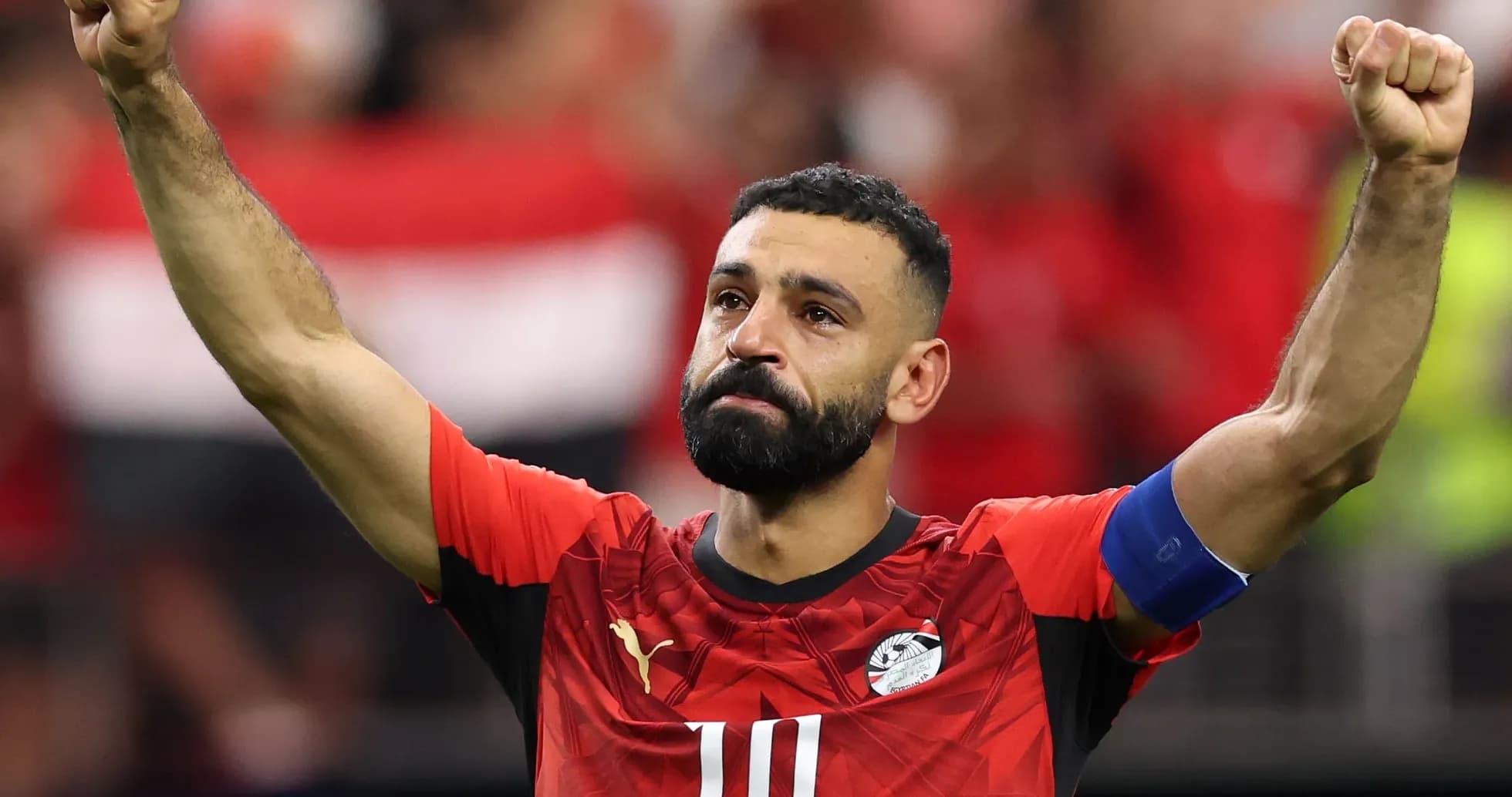 Futbolçu qələbə şüarını qaldıraraq sevinir