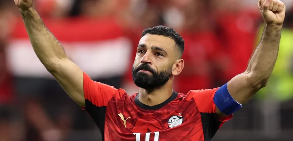 Futbolçu qələbə şüarını qaldıraraq sevinir