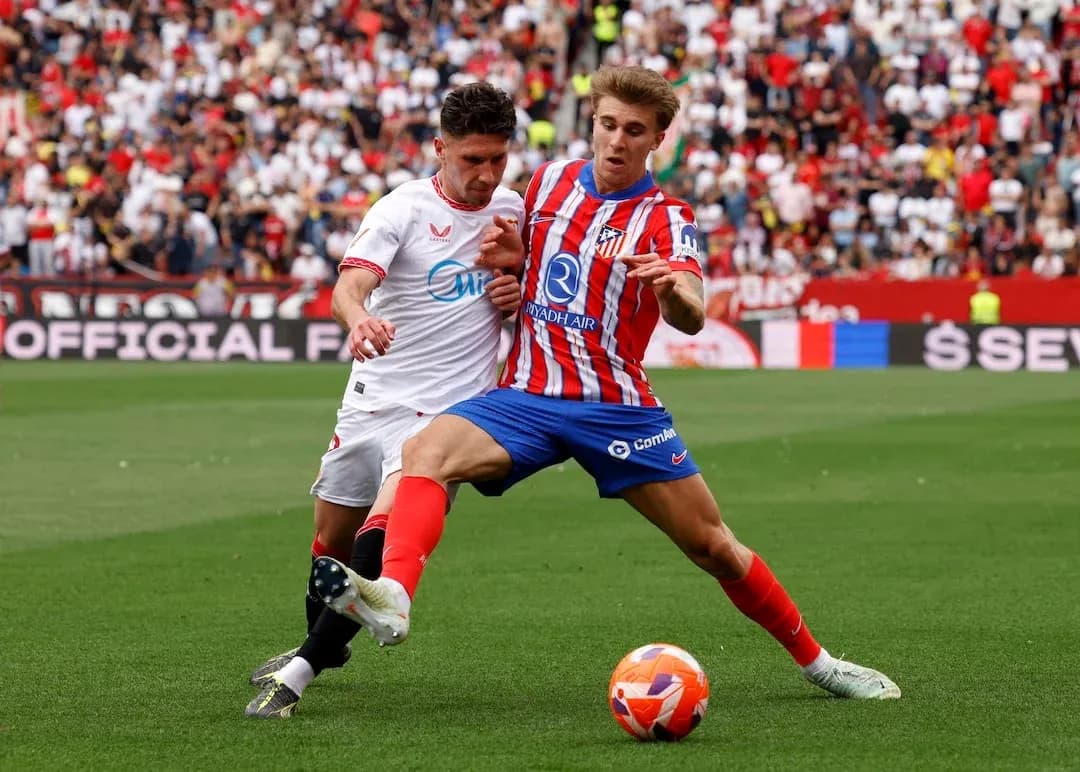 Sevilya və Atletiko Madrid oyunçuları top üçün mübarizə aparır Sevilya və Atletiko Madrid oyunçuları top üçün mübarizə aparır