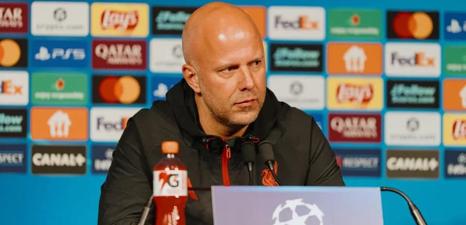 Menecer mətbuat konfransında oturub danışır