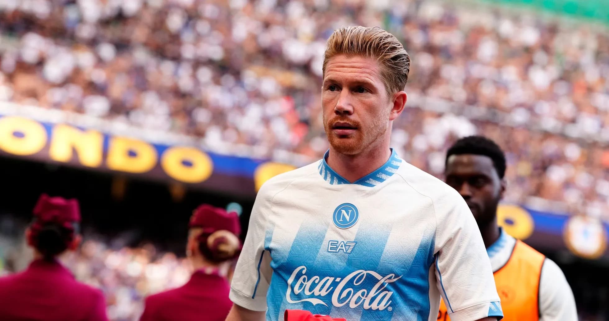 Futbolçu Napoli formasında meydançaya daxil olur