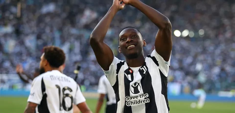 Futbolçu qol vurduqdan sonra azarkeşlərə təşəkkür edir