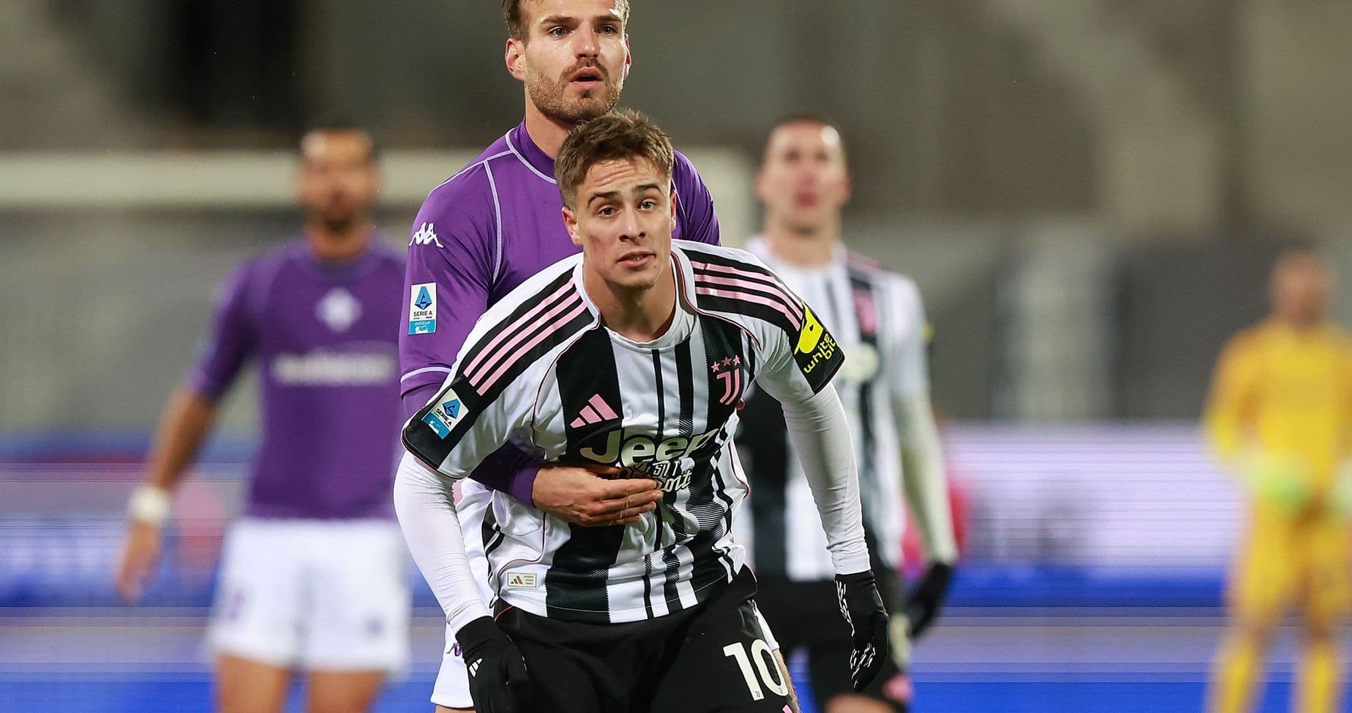 Juventus və Fiorentina oyunçuları mübarizə aparır