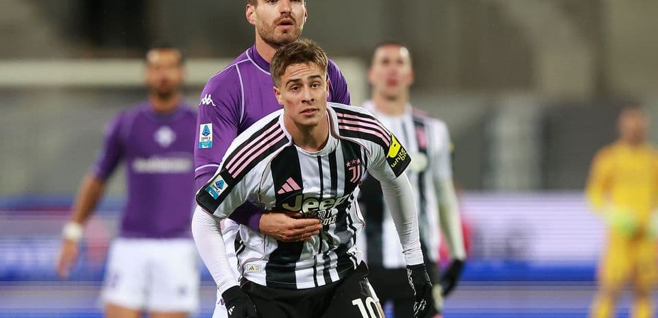 Juventus və Fiorentina oyunçuları mübarizə aparır