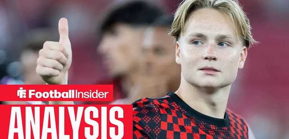 Futbolçu alovlu forma ilə kameraya baxır