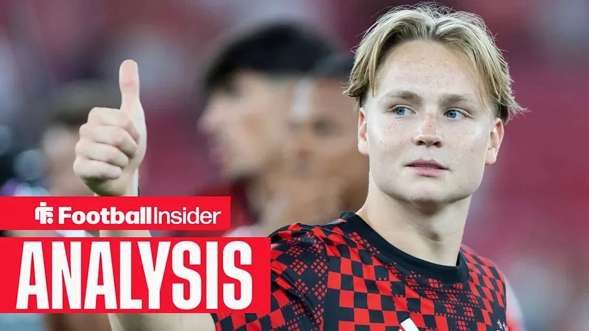 Futbolçu alovlu forma ilə kameraya baxır