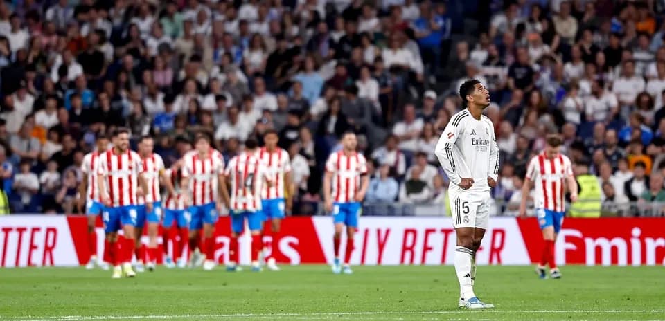 Real Madrid futbolçusu meydanda düşüncəli görünür