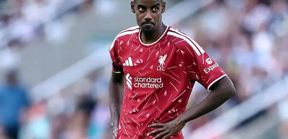Futbolçu Liverpool formasında meydanda dayanıb