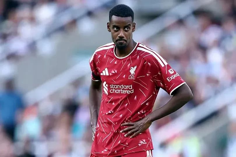 Futbolçu Liverpool formasında meydanda dayanıb