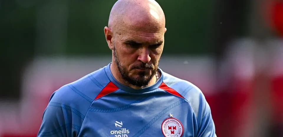 Futbolçu məşq zamanı düşüncəli görünür