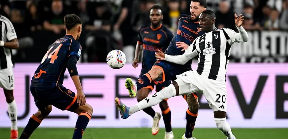 Lecce və Juventus futbol oyunu