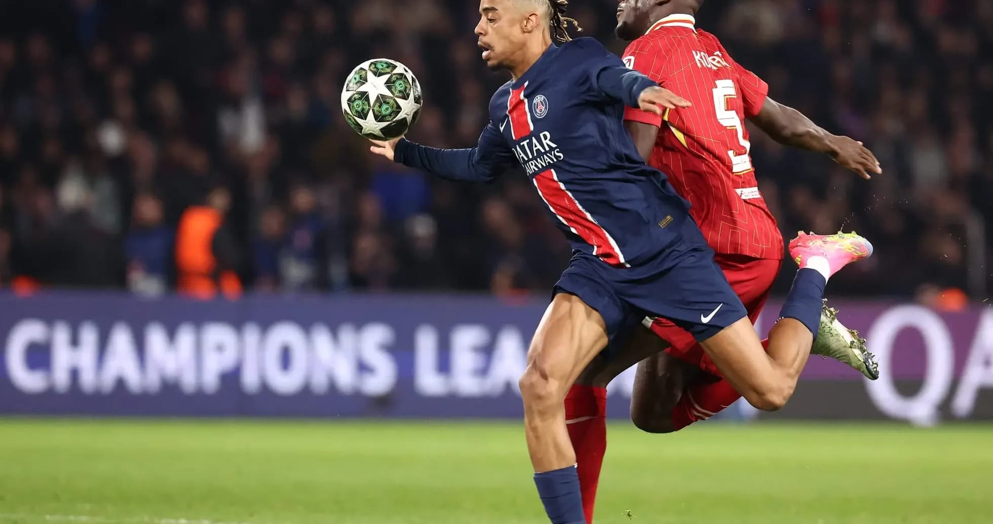 PSG və Liverpool oyunçuları top üçün mübarizə aparır