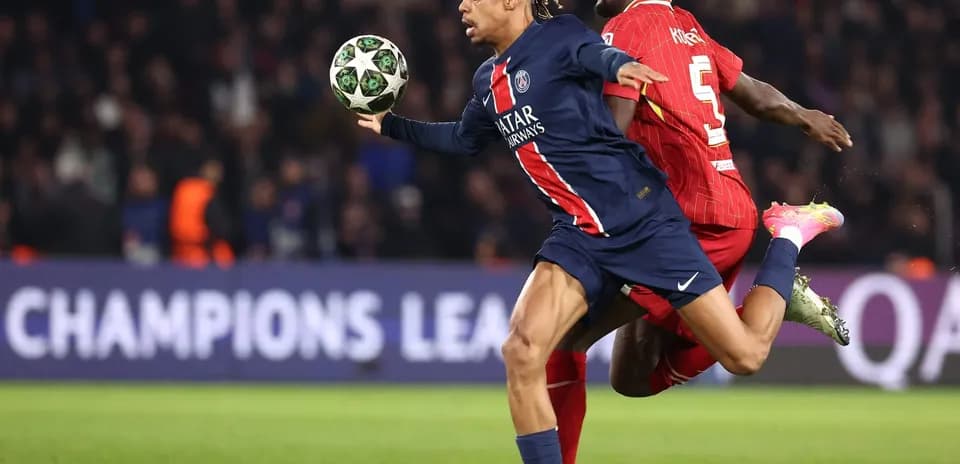 PSG və Liverpool oyunçuları top üçün mübarizə aparır