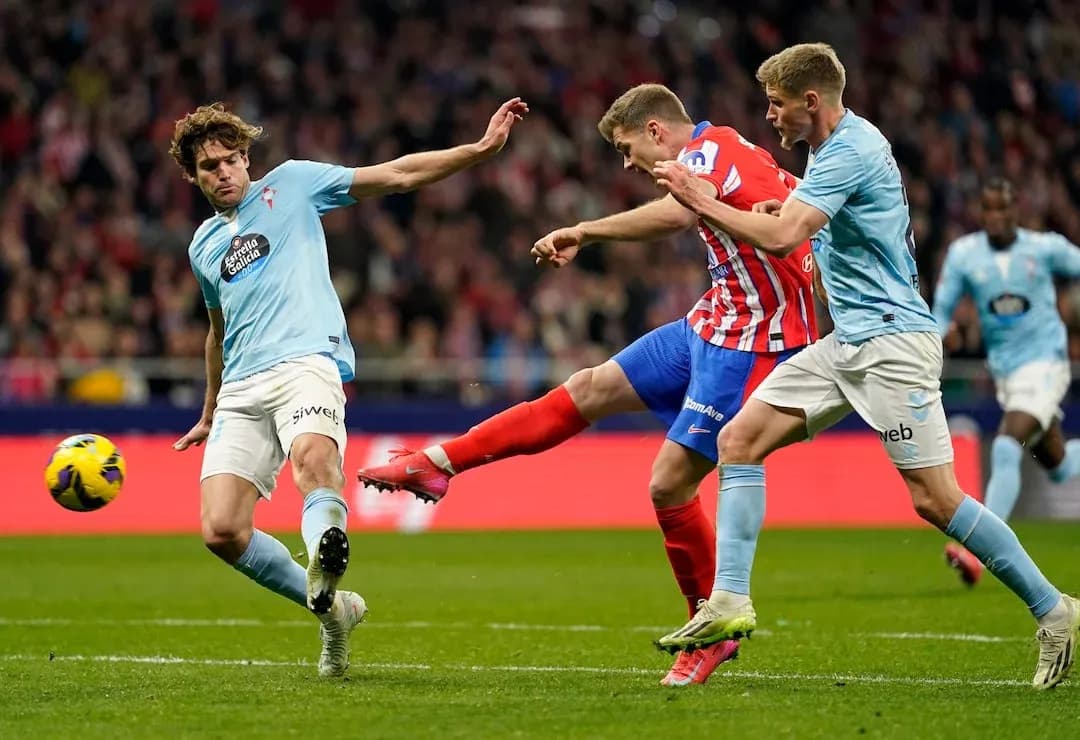Atletiko Madrid və Selta Vigo oyunçuları mübarizə aparır