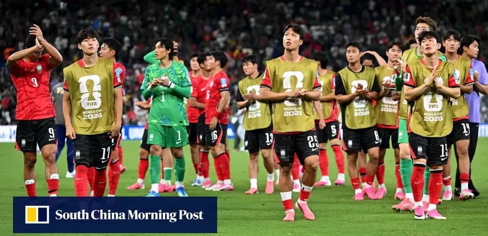 Cənubi Koreya futbol komandası matçdan sonra sahədə