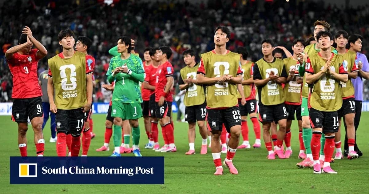 Cənubi Koreya futbol komandası matçdan sonra sahədə