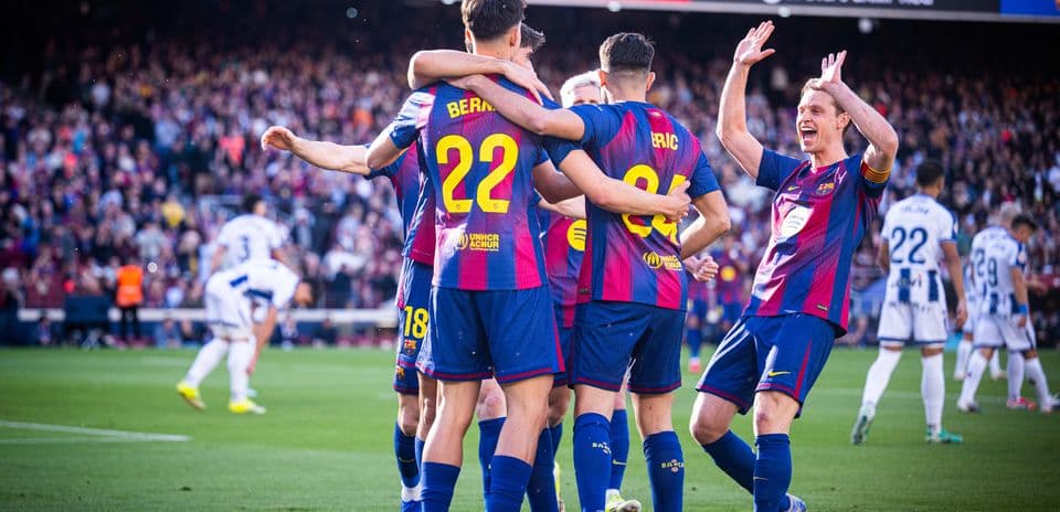 Barcelona futbolçuları sevinir