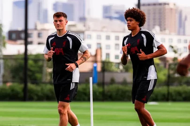İki futbolçu məşq zamanı qaçış edir