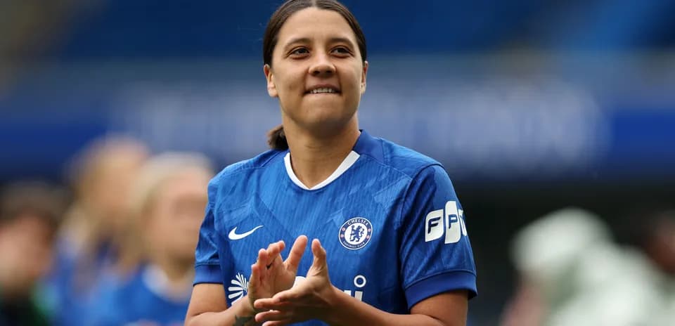 Chelsea futbolçusu alqışlayır