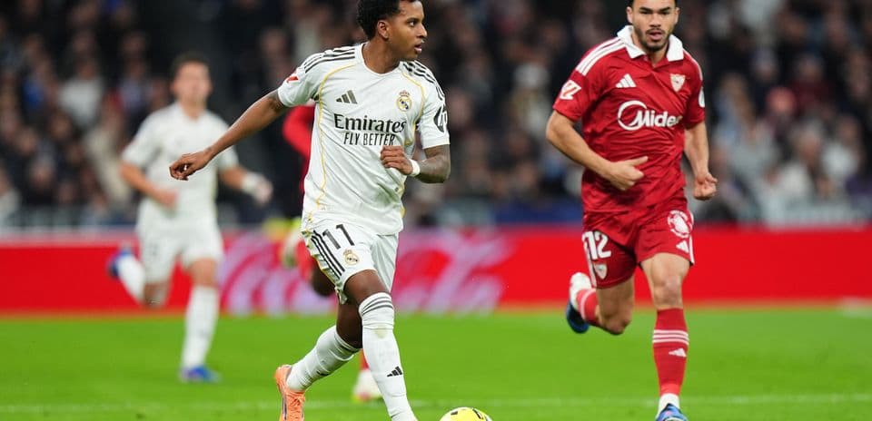 Real Madrid futbolçusu topu sürür