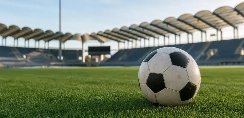 Futbol topu stadionun yaşıl otlu sahəsində