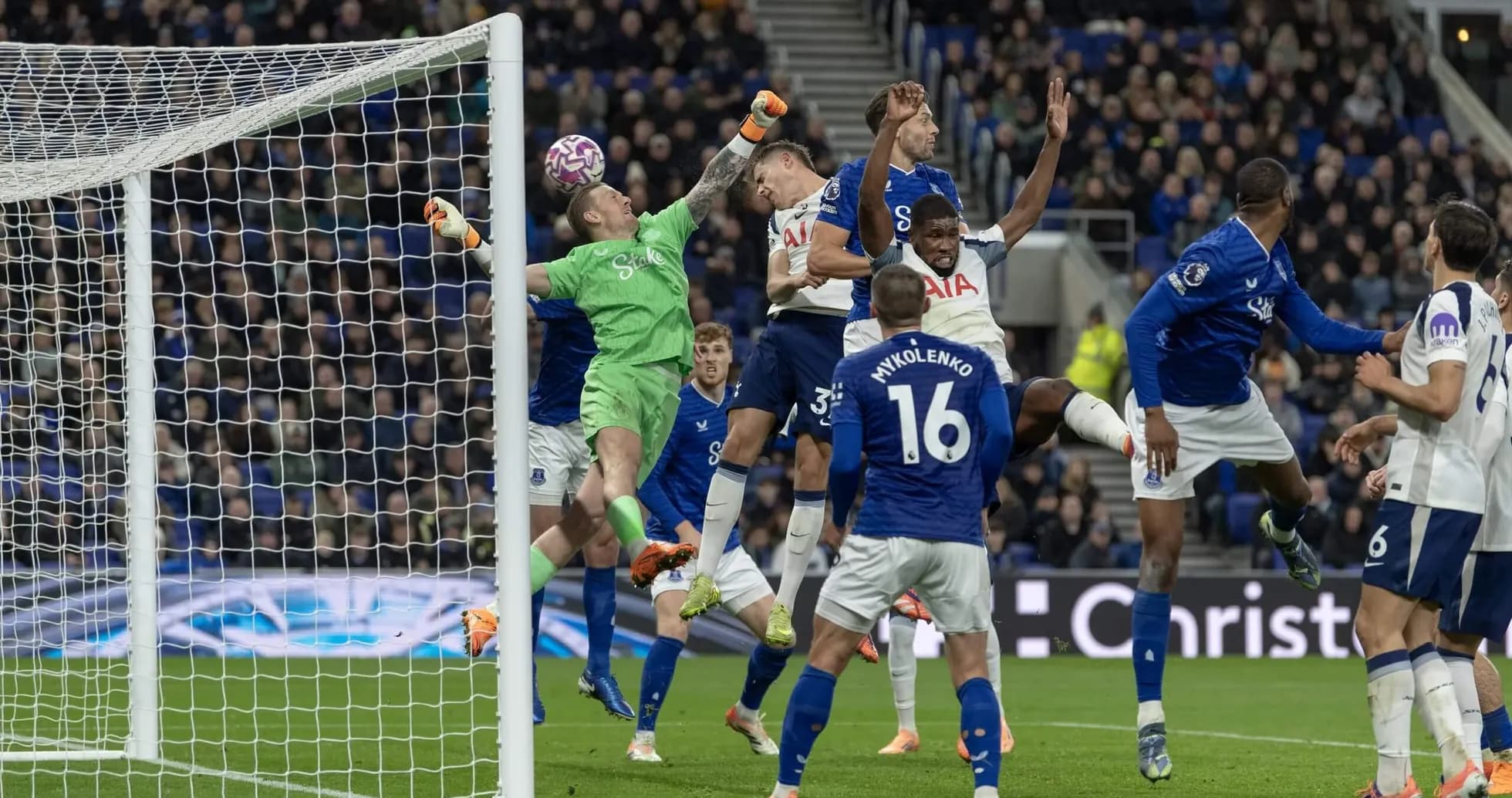 Tottenham və Everton oyunçuları hava mübarizəsində