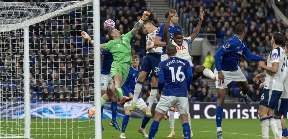 Tottenham və Everton oyunçuları hava mübarizəsində
