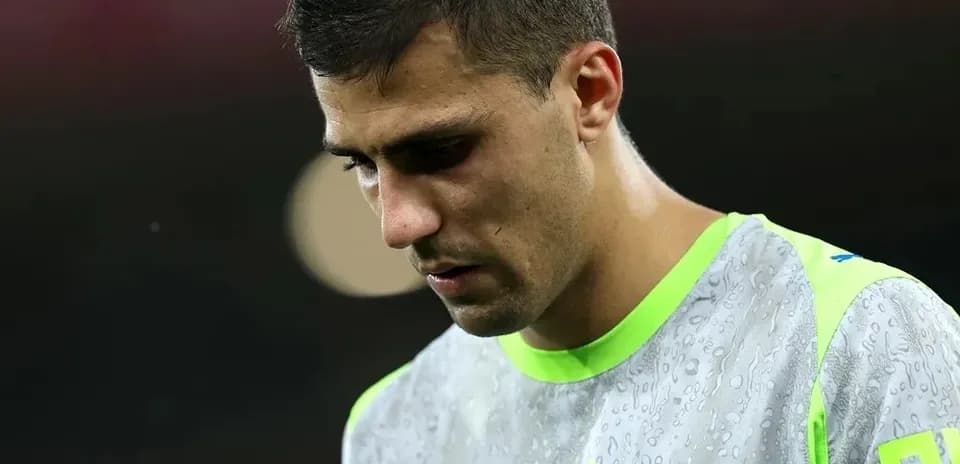 Futbolçu hazırlıq zamanı başını əyib düşünür