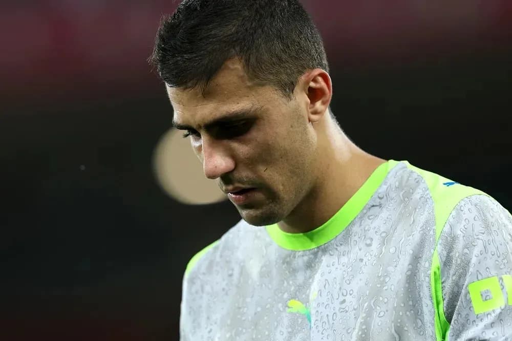 Futbolçu hazırlıq zamanı başını əyib düşünür