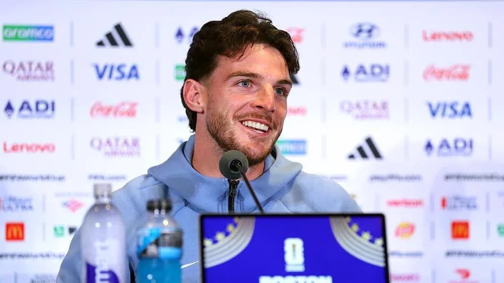 Futbolçu mətbuat konfransında danışır