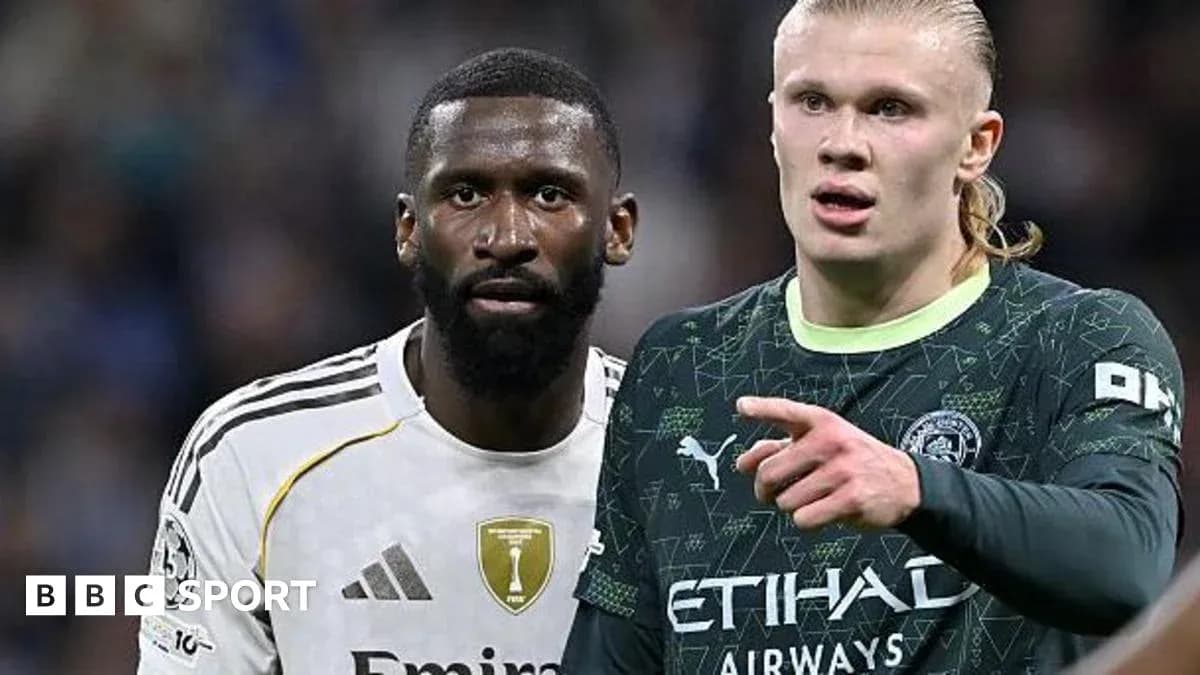İki futbolçu oyun zamanı müzakirə aparır
