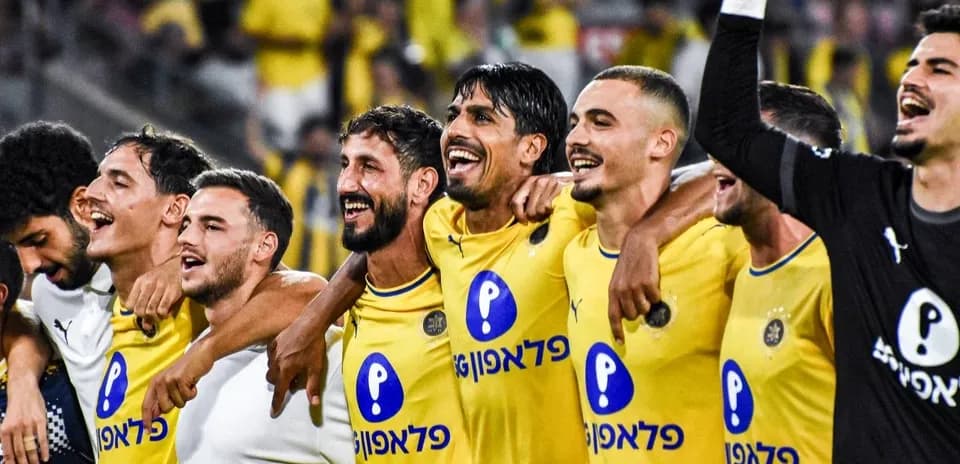 Makkabi Tel-Aviv futbolçuları sevinir