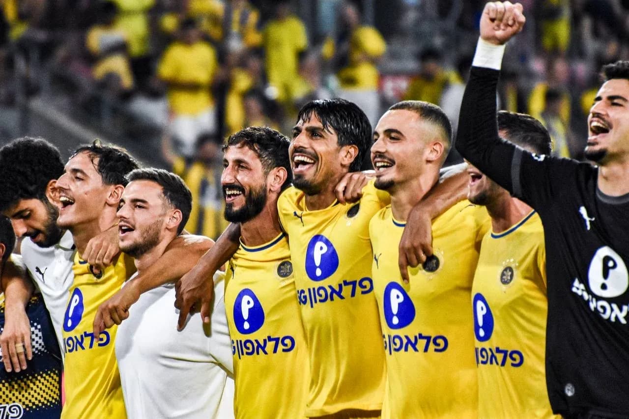 Makkabi Tel-Aviv futbolçuları sevinir