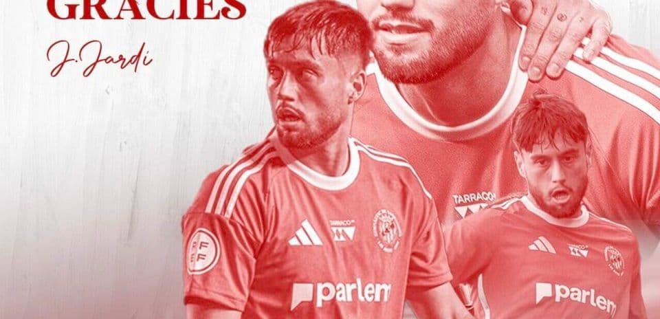 Futbolçunun tərif olunduğu qırmızı plakat