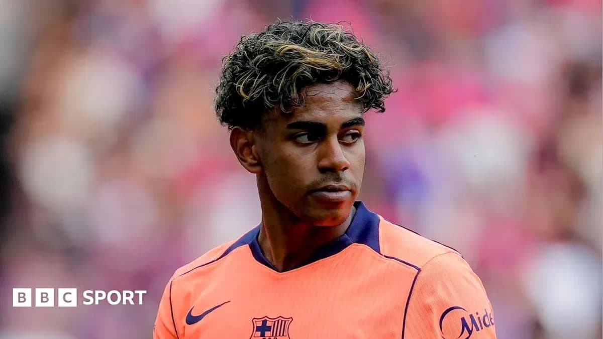 Futbolçu Barcelona formasında oyun sahasında