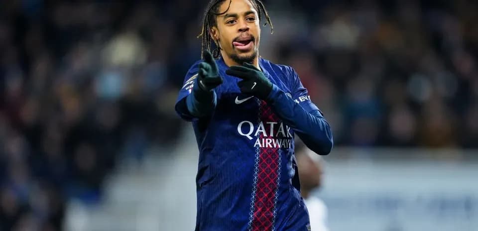 Futbolçu PSG formasında meydanda işarə edir