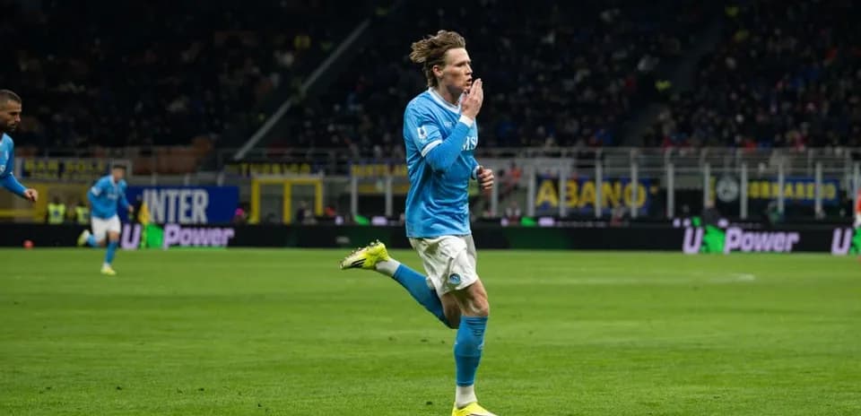 Napoli futbolçusu qolu qeyd edir