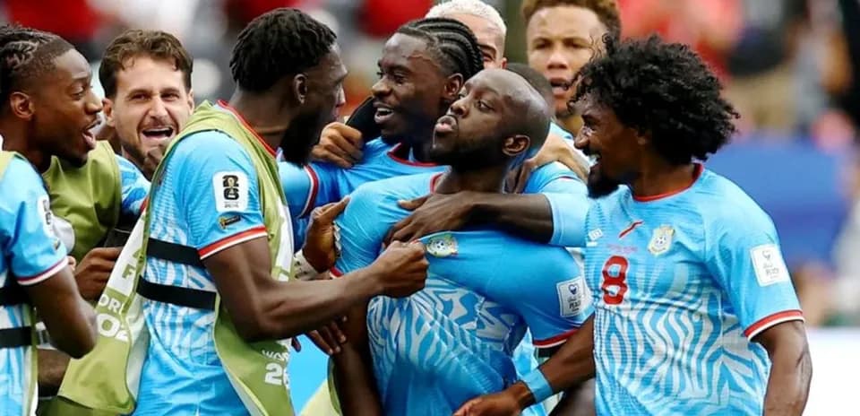Futbolçular qol sevincini qeyd edirlər