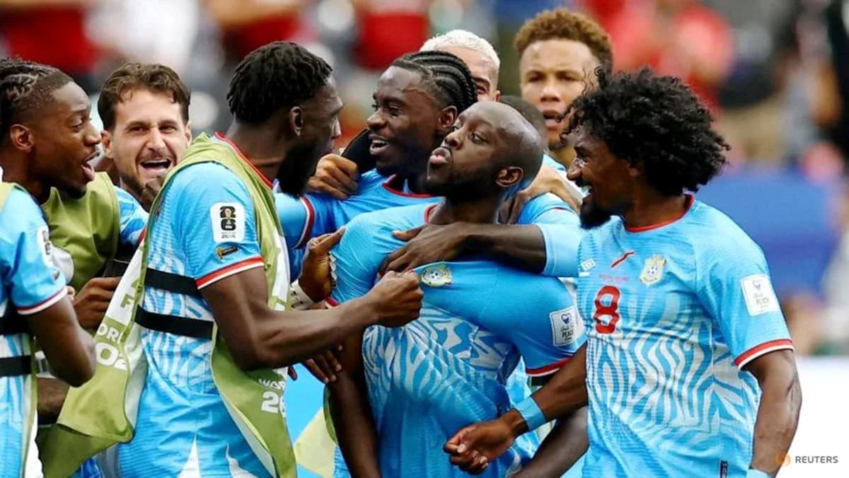Futbolçular qol sevincini qeyd edirlər
