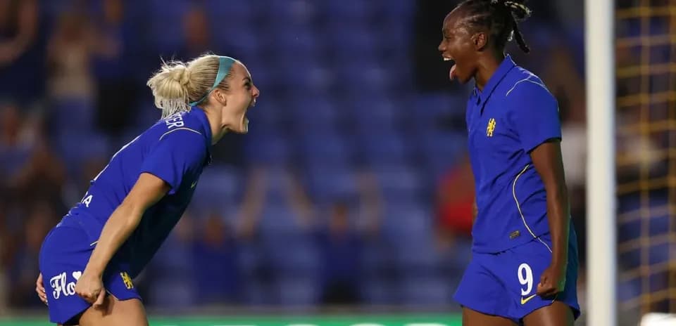 Real Sociedad W və Chelsea W futbolçuları sevinir