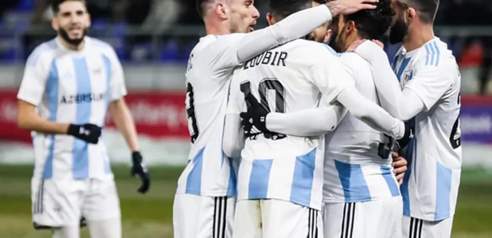 Futbolçular qol sevinci yaşayır