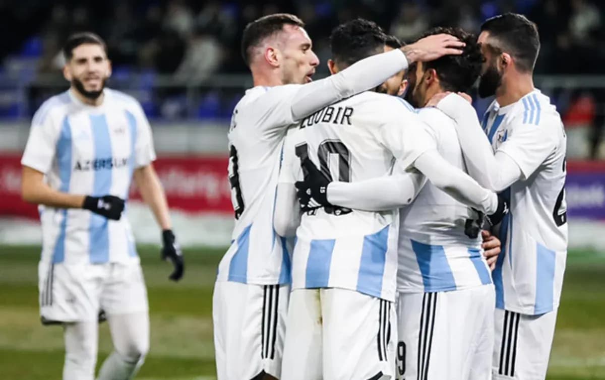 Futbolçular qol sevinci yaşayır