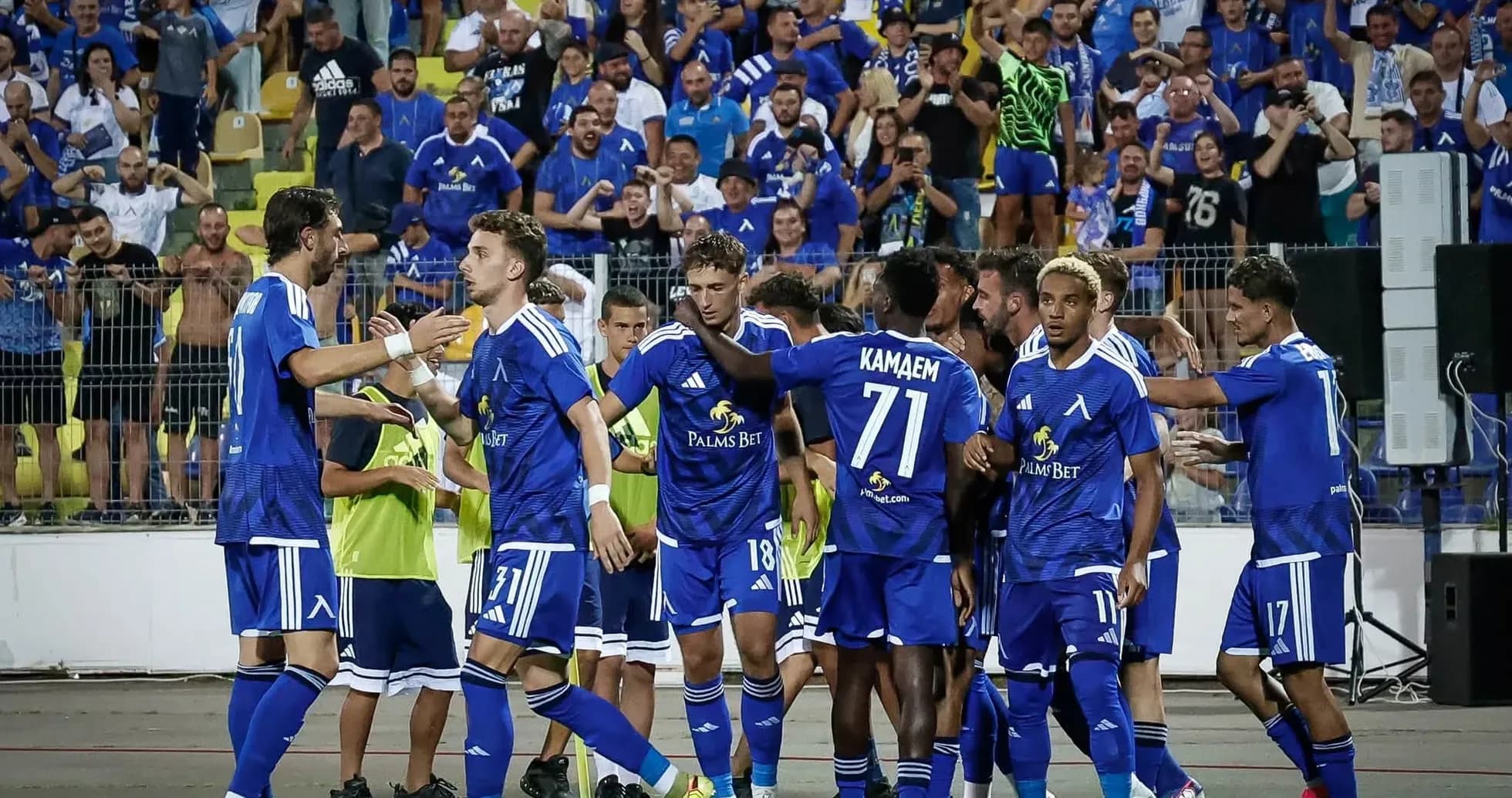 Levski Sofia futbolçuları sevincini paylaşır