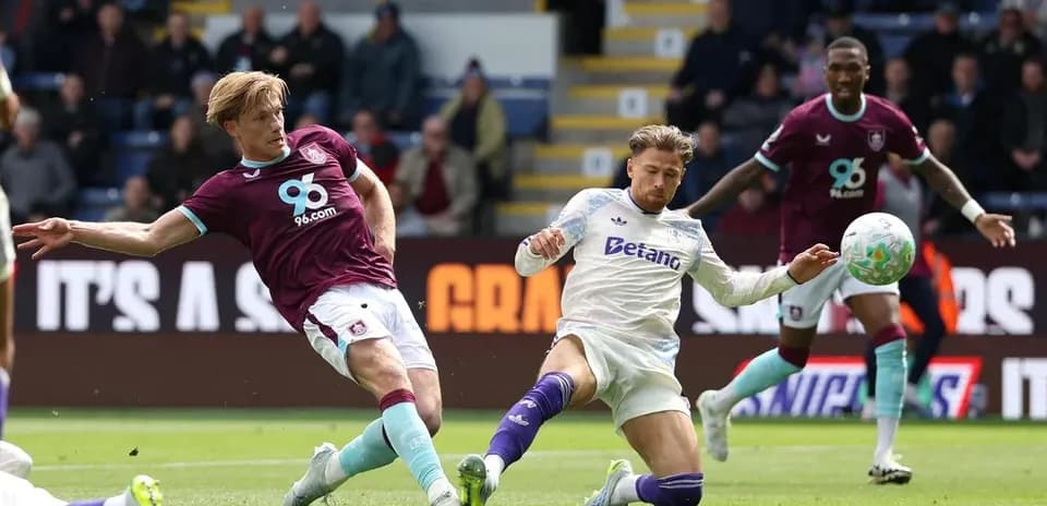 Burnley və Aston Villa arasında futbol oyunu