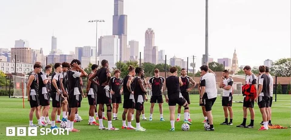 Futbol komandası məşq zamanı müzakirə edir