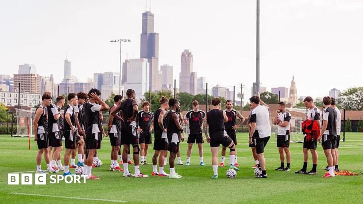 Futbol komandası məşq zamanı müzakirə edir