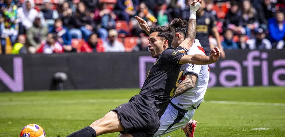 Oyun zamanı futbolçular arasında mübarizə