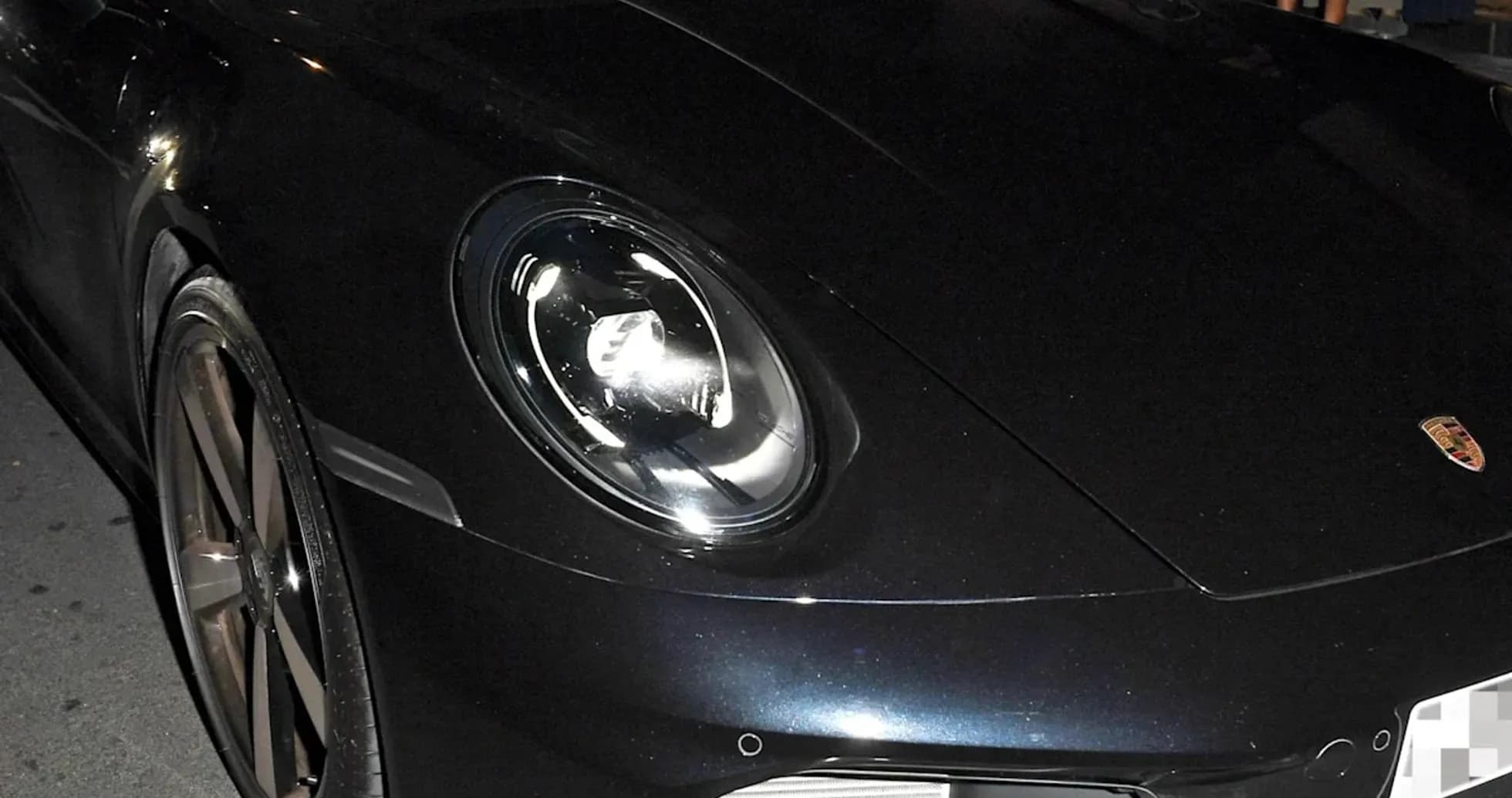 İki kişi Porsche avtomobilində oturub