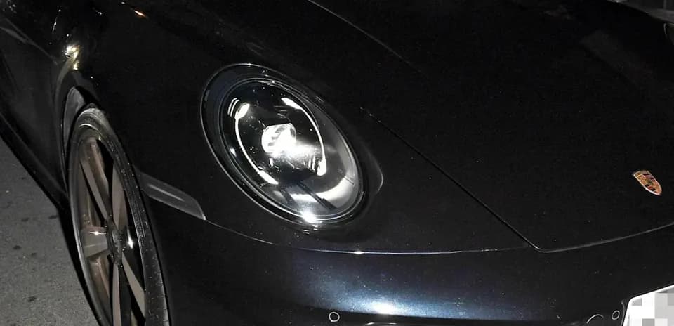 İki kişi Porsche avtomobilində oturub