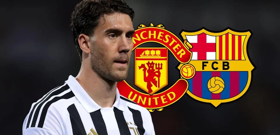 Futbolçu Juventus formasında, Manchester United və Barcelona emblemləri arxada